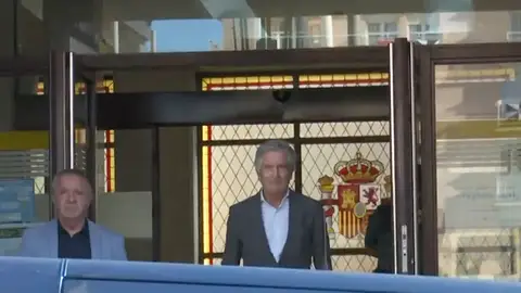 Ceuta vuelve a despedir a Marlaska entre pitos y abucheos: "Perro, traidor" Ceuta vuelve a despedir a Marlaska entre pitos y abucheos: "Perro, traidor"
