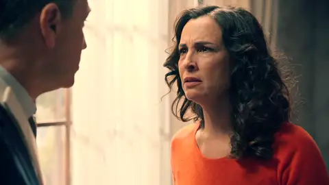 Beatriz amenaza a Gabriel con abortar si él insiste en que se marche a Madrid: quiere seguir a su lado sea como sea Beatriz amenaza a Gabriel con abortar si él insiste en que se marche a Madrid: quiere seguir a su lado sea como sea