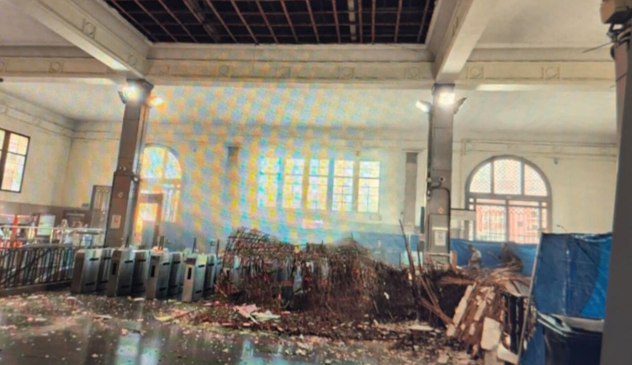 Tres heridos por la ca&iacute;da de un falso techo de la estaci&oacute;n de tren de Fabra i Puig de Barcelona