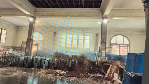 Tres heridos por la caída de un falso techo de la estación de tren de Fabra i Puig de Barcelona Tres heridos por la caída de un falso techo de la estación de tren de Fabra i Puig de Barcelona