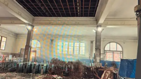 Tres heridos por la caída de un falso techo de la estación de tren de Fabra i Puig de Barcelona Tres heridos por la caída de un falso techo de la estación de tren de Fabra i Puig de Barcelona