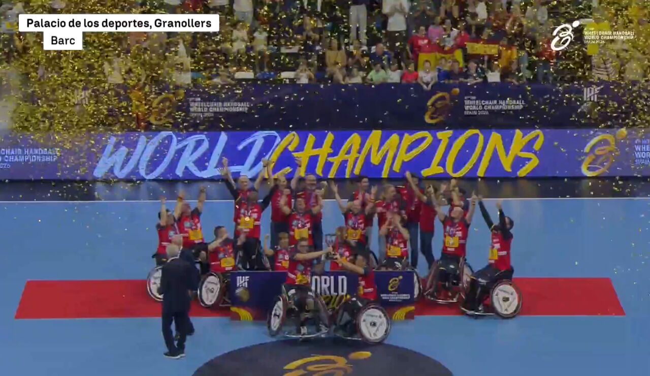 Espa&ntilde;a posa con el trofeo de campe&oacute;n mundial de balonmano en silla de ruedas