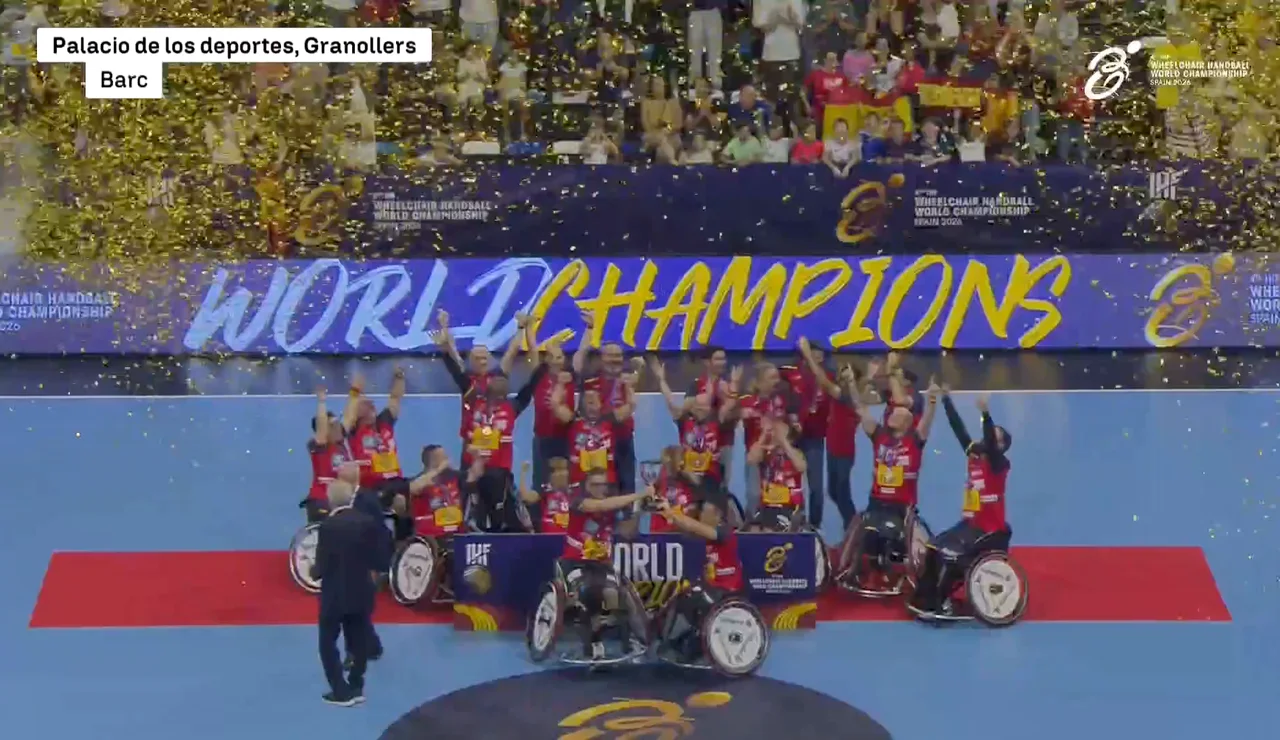 España posa con el trofeo de campeón mundial de balonmano en silla de ruedas
