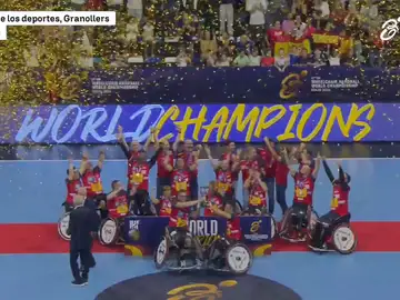 España posa con el trofeo de campeón mundial de balonmano en silla de ruedas España posa con el trofeo de campeón mundial de balonmano en silla de ruedas