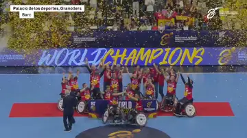 España posa con el trofeo de campeón mundial de balonmano en silla de ruedas España posa con el trofeo de campeón mundial de balonmano en silla de ruedas