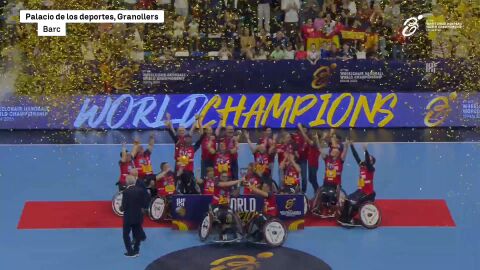 Espa&ntilde;a posa con el trofeo de campe&oacute;n mundial de balonmano en silla de ruedas