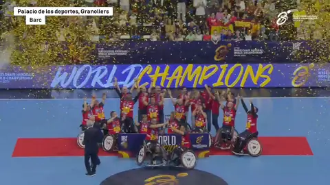 España posa con el trofeo de campeón mundial de balonmano en silla de ruedas España posa con el trofeo de campeón mundial de balonmano en silla de ruedas