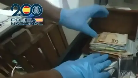 Detienen a un hombre en Lanzarote con cuatro kilos de cocaína y 25.000 euros ocultos dentro de un congelador Detienen a un hombre en Lanzarote con cuatro kilos de cocaína y 25.000 euros ocultos dentro de un congelador