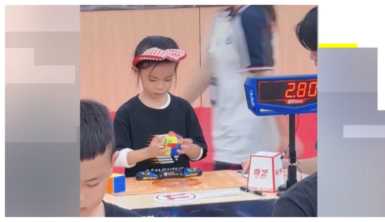 Ni&ntilde;a cubo Rubik