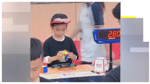 Niña cubo Rubik Niña cubo Rubik