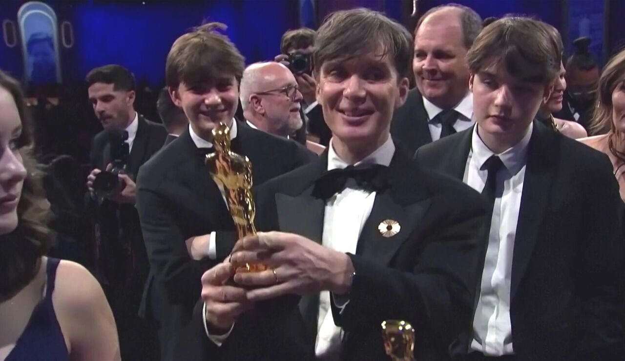 Cillian Murphy con su hijo Aran Murphy recibiendo su Oscar