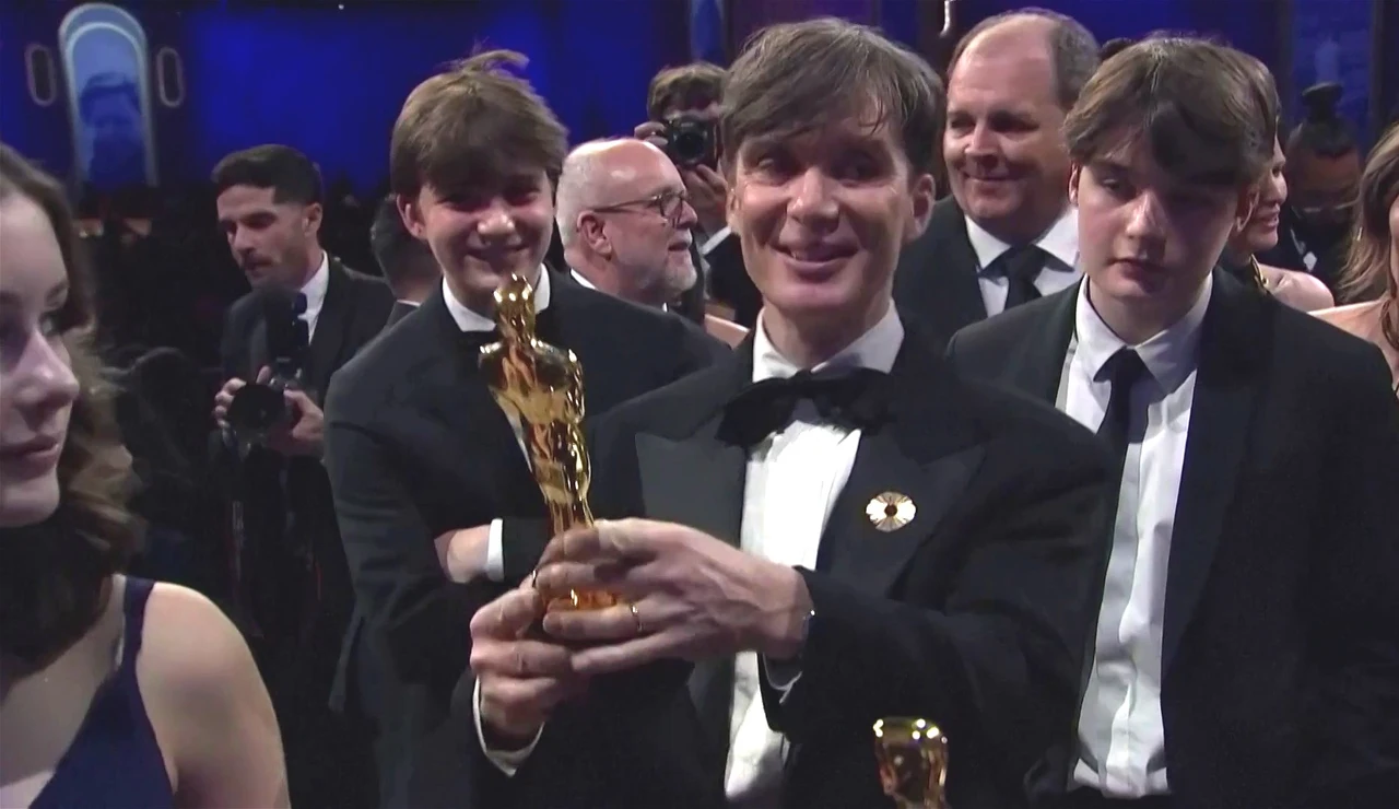 Cillian Murphy con su hijo Aran Murphy recibiendo su Oscar