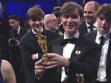 Cillian Murphy con su hijo Aran Murphy recibiendo su Oscar Cillian Murphy con su hijo Aran Murphy recibiendo su Oscar