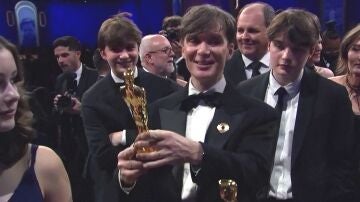 Cillian Murphy con su hijo Aran Murphy recibiendo su Oscar