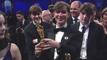 Cillian Murphy con su hijo Aran Murphy recibiendo su Oscar Cillian Murphy con su hijo Aran Murphy recibiendo su Oscar