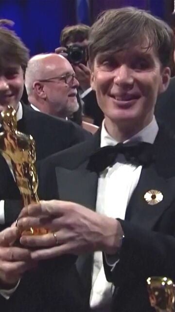 Cillian Murphy con su hijo Aran Murphy recibiendo su Oscar