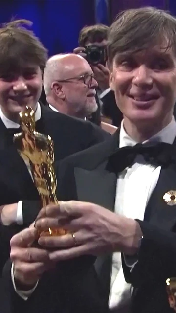 Cillian Murphy con su hijo Aran Murphy recibiendo su Oscar Cillian Murphy con su hijo Aran Murphy recibiendo su Oscar