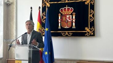 El ministro del Interior, Fernando Grande-Marlaska, atiende a los medios tras su visita a varias instalaciones habilitadas para alojar a migrantes, en la Delegaci&oacute;n del Gobierno de Ceuta, a 21 de septiembre de 2026, en Ceuta (Espa&ntilde;a). El ministro ha visitado el Centro de Acogida Temporal de Extranjeros y distintas unidades de la Polic&iacute;a Nacional y de la Guardia Civil, as&iacute; como las dependencias de la Oficina de Asilo y Refugio habilitadas en la ciudad aut&oacute;noma.
21 SEPTIEMBRE 2026
Gabriela Sa...