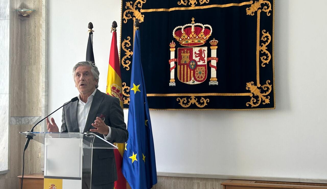 Marlaska visita las instalaciones habilitadas para migrantes en Ceuta