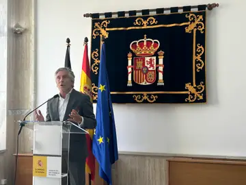 Marlaska visita las instalaciones habilitadas para migrantes en Ceuta Marlaska visita las instalaciones habilitadas para migrantes en Ceuta
