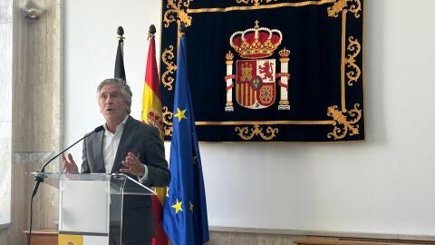 El ministro del Interior, Fernando Grande-Marlaska, atiende a los medios tras su visita a varias instalaciones habilitadas para alojar a migrantes, en la Delegaci&oacute;n del Gobierno de Ceuta, a 21 de septiembre de 2026, en Ceuta (Espa&ntilde;a). El ministro ha visitado el Centro de Acogida Temporal de Extranjeros y distintas unidades de la Polic&iacute;a Nacional y de la Guardia Civil, as&iacute; como las dependencias de la Oficina de Asilo y Refugio habilitadas en la ciudad aut&oacute;noma. 21 SEPTIEMBRE 2026 Gabriela Sa...
