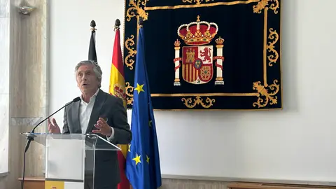 Marlaska visita las instalaciones habilitadas para migrantes en Ceuta El ministro del Interior, Fernando Grande-Marlaska, atiende a los medios tras su visita a varias instalaciones habilitadas para alojar a migrantes, en la Delegación del Gobierno de Ceuta, a 21 de septiembre de 2026, en Ceuta (España). El ministro ha visitado el Centro de Acogida Temporal de Extranjeros y distintas unidades de la Policía Nacional y de la Guardia Civil, así como las dependencias de la Oficina de Asilo y Refugio habilitadas en la ciudad autónoma. 21 SEPTIEMBRE 2026 Gabriela Sa...
