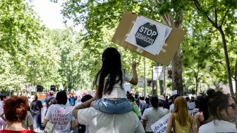 Manifestantes portan pancarta con lema 'Stop desahucios' durante una manifestación en defensa del derecho al acceso a la vivienda, a 24 de mayo de 2026, Manifestantes portan pancarta con lema 'Stop desahucios' durante una manifestación en defensa del derecho al acceso a la vivienda, a 24 de mayo de 2026,