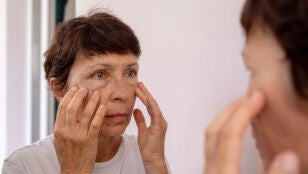 Mujer mirando sus arrugas