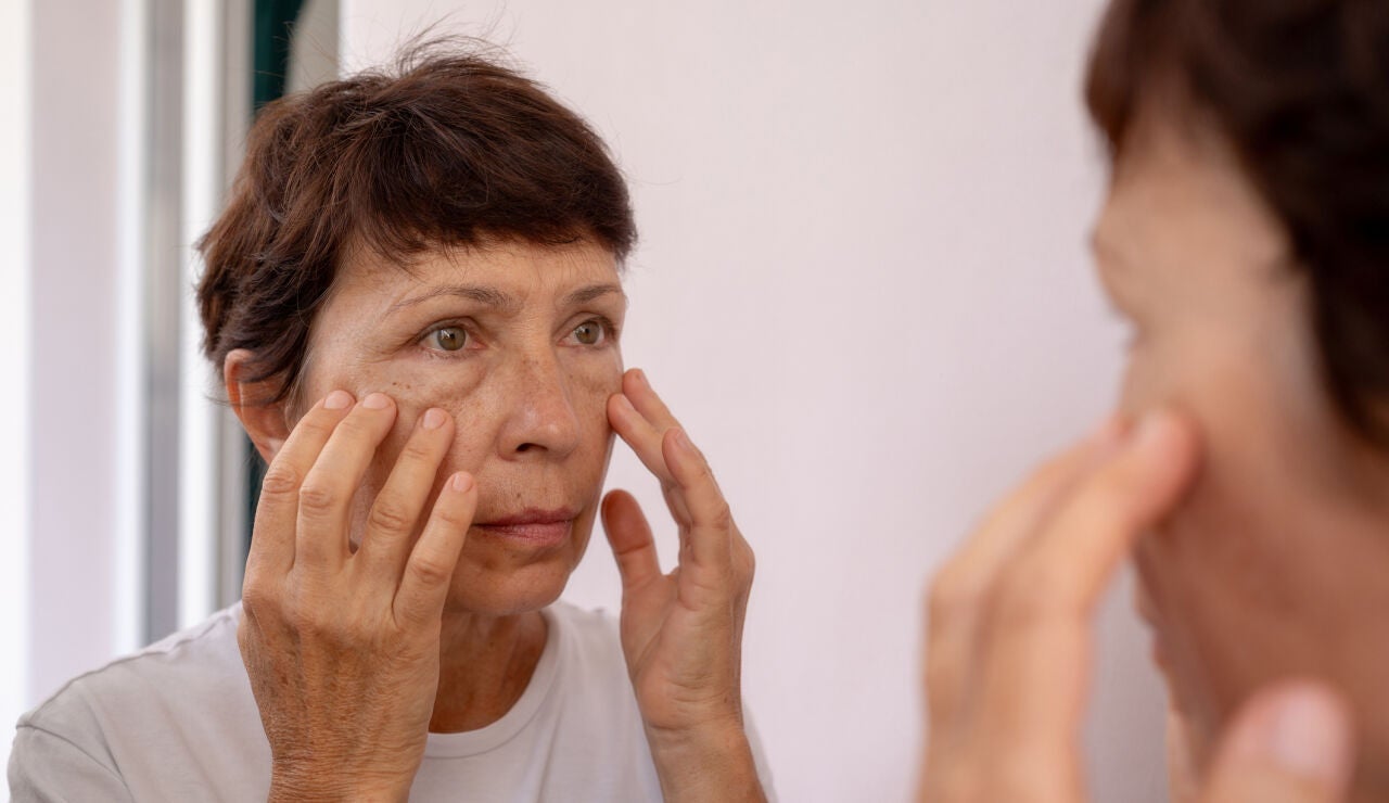 Mujer mirando sus arrugas