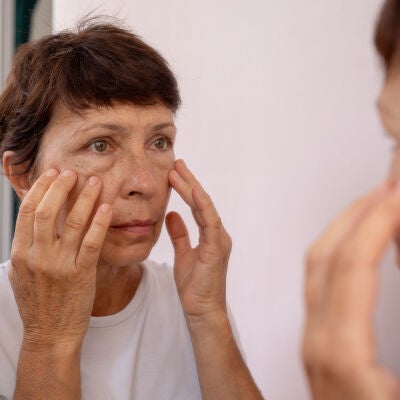 Mujer mirando sus arrugas
