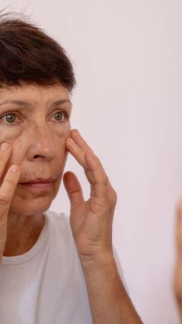 Mujer mirando sus arrugas