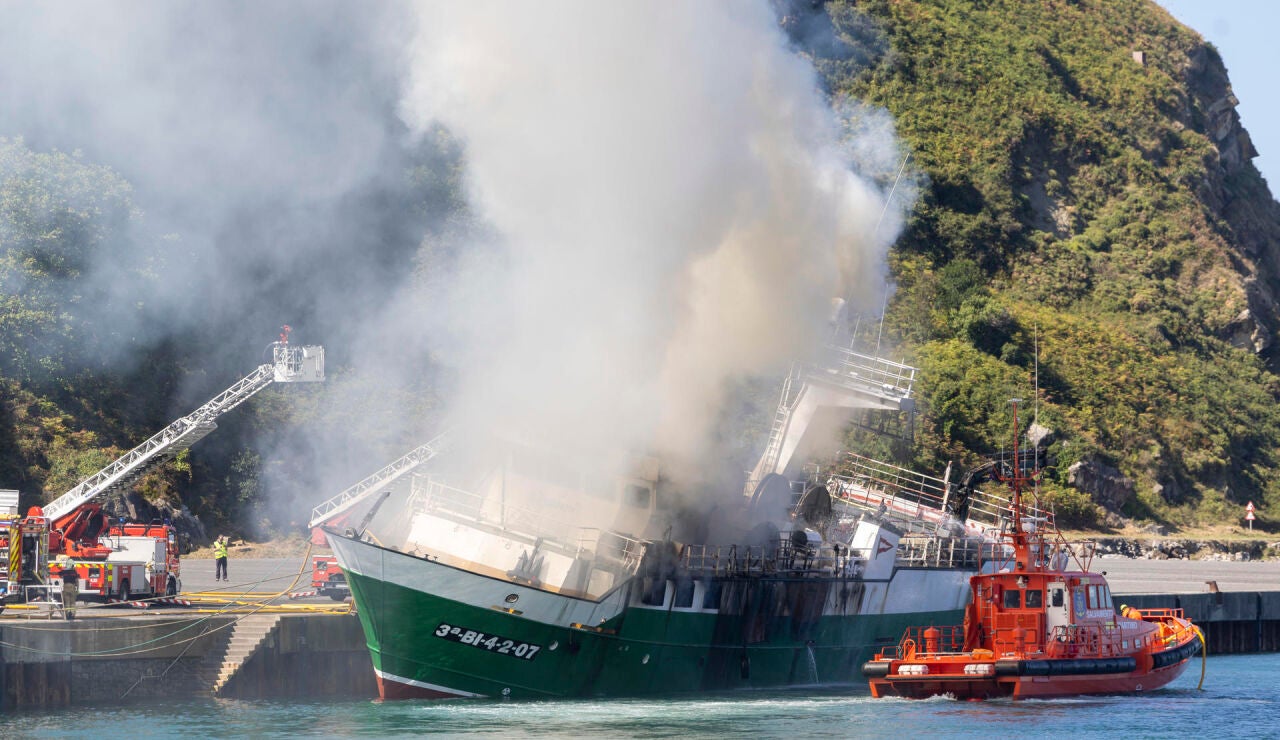  El barco pesquero 'Gure Gasku&ntilde;a', en llamas