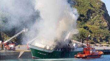  El barco pesquero 'Gure Gasku&ntilde;a', en llamas