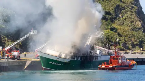 El barco pesquero 'Gure Gaskuña', en llamas El barco pesquero 'Gure Gaskuña', en llamas
