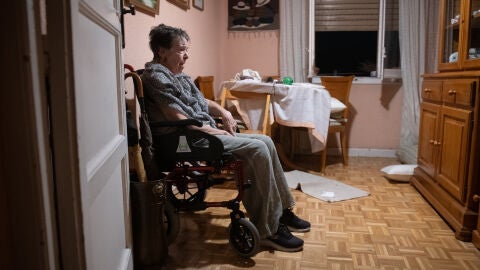 Maricarmen espera en su casa a que se ejecute o se impida el desahucio, a 23 de septiembre de 2026, en Madrid (Espa&ntilde;a). Maricarmen, una vecina de 87 a&ntilde;os del barrio madrile&ntilde;o de Retiro, se enfrenta este mi&eacute;rcoles d&iacute;a 23 a un cuarto y definitivo intento de desahucio de la casa donde ha vivido durante m&aacute;s de siete d&eacute;cadas, en el n&uacute;mero 46 de la calle Alcalde Sainz de Baranda. El caso de Maricarmen se ha convertido en uno de los s&iacute;mbolos de la lucha por el acceso a la vivienda en Madrid. El padr...