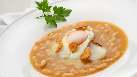 Joseba Arguiñano conquista a Peldanyos con unas deliciosas pochas con bacalao y huevo escalfado Joseba Arguiñano conquista a Peldanyos con unas deliciosas pochas con bacalao y huevo escalfado