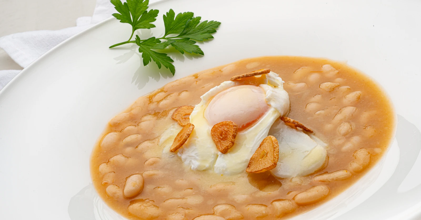 Joseba Arguiñano conquista a Peldanyos con unas deliciosas pochas con bacalao y huevo escalfado