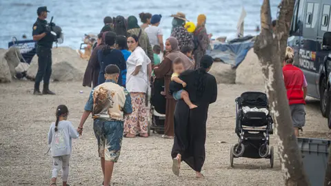 El Gobierno repara la barrera neumática de la frontera del Tarajal Varios migrantes recogen comida y bebida de Cruz Roja en la playa del Trampolín, a 23 de septiembre de 2026, en Ceuta (España). Embarcaciones de Salvamento Marítimo han trabajado este miércoles en la reparación de desperfectos detectados en la barrera neumática instalada en el entorno fronterizo del Tarajal en Ceuta, después de que distintos módulos de la estructura hayan vuelto a perder presión y presenten un aspecto parcialmente desinflado. 23 SEPTIEMBRE 2026;MIGRANTES;CRISIS;INVASORES;COL...