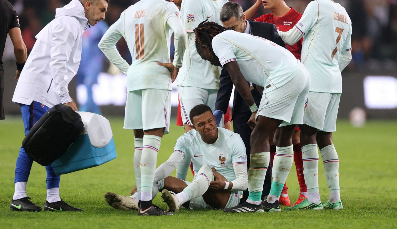 Kylian Mbapp&eacute;, con un gesto de dolor tras lesionarse en el Turqu&iacute;a - Francia