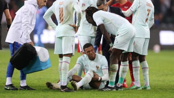 Kylian Mbapp&eacute;, con un gesto de dolor tras lesionarse en el Turqu&iacute;a - Francia