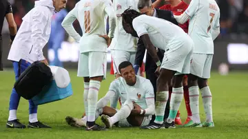 Kylian Mbappé, con un gesto de dolor tras lesionarse en el Turquía - Francia Kylian Mbappé, con un gesto de dolor tras lesionarse en el Turquía - Francia