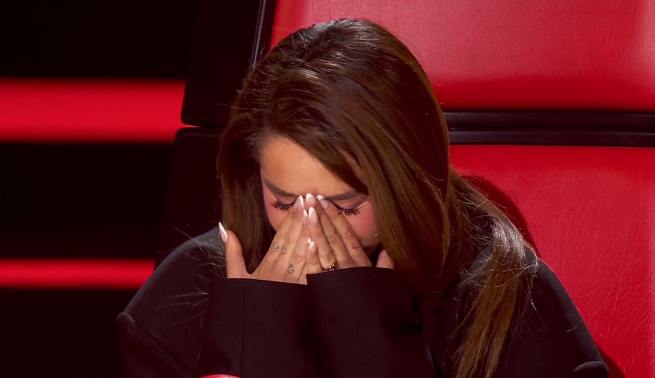 Irene emociona a Lola &Iacute;ndigo: &ldquo;Es la primera vez que se me caen las l&aacute;grimas en La Voz&rdquo;