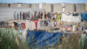 Varios migrantes acampados en la playa de Ben&iacute;tez, a 23 de septiembre de 2026, en Ceuta (Espa&ntilde;a). Embarcaciones de Salvamento Mar&iacute;timo han trabajado este mi&eacute;rcoles en la reparaci&oacute;n de desperfectos detectados en la barrera neum&aacute;tica instalada en el entorno fronterizo del Tarajal en Ceuta, despu&eacute;s de que distintos m&oacute;dulos de la estructura hayan vuelto a perder presi&oacute;n y presenten un aspecto parcialmente desinflado. 23 SEPTIEMBRE 2026;MIGRANTES;CRISIS;INVASORES;COLCHONETA;INMIGRACI&Oacute;N;CRISIS;POL...