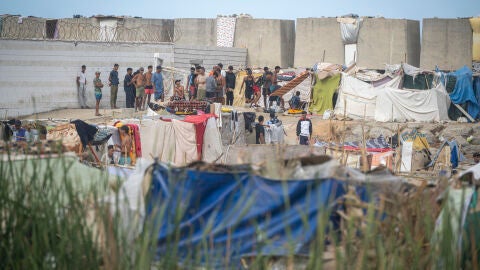 Varios migrantes acampados en la playa de Ben&iacute;tez, a 23 de septiembre de 2026, en Ceuta (Espa&ntilde;a). Embarcaciones de Salvamento Mar&iacute;timo han trabajado este mi&eacute;rcoles en la reparaci&oacute;n de desperfectos detectados en la barrera neum&aacute;tica instalada en el entorno fronterizo del Tarajal en Ceuta, despu&eacute;s de que distintos m&oacute;dulos de la estructura hayan vuelto a perder presi&oacute;n y presenten un aspecto parcialmente desinflado. 23 SEPTIEMBRE 2026;MIGRANTES;CRISIS;INVASORES;COLCHONETA;INMIGRACI&Oacute;N;CRISIS;POL...