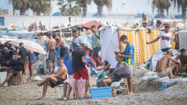 Varios migrantes acampados en la playa del Trampol&iacute;n, a 23 de septiembre de 2026, en Ceuta (Espa&ntilde;a). Embarcaciones de Salvamento Mar&iacute;timo han trabajado este mi&eacute;rcoles en la reparaci&oacute;n de desperfectos detectados en la barrera neum&aacute;tica instalada en el entorno fronterizo del Tarajal en Ceuta, despu&eacute;s de que distintos m&oacute;dulos de la estructura hayan vuelto a perder presi&oacute;n y presenten un aspecto parcialmente desinflado.
23 SEPTIEMBRE 2026;MIGRANTES;CRISIS;INVASORES;COLCHONETA;INMIGRACI&Oacute;N;CRISIS;...