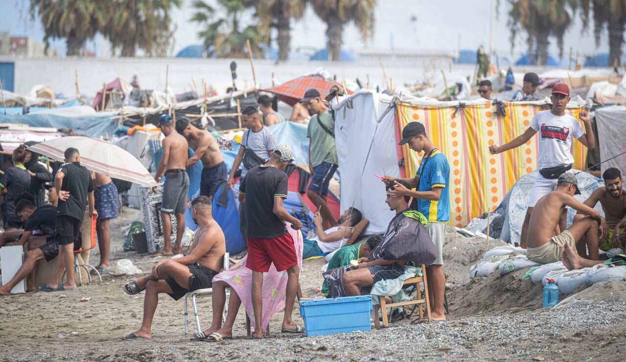 El Gobierno repara la barrera neum&aacute;tica de la frontera del Tarajal