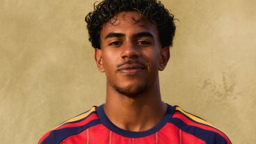 Lamine Yamal posa con la camiseta de las dos estrellas