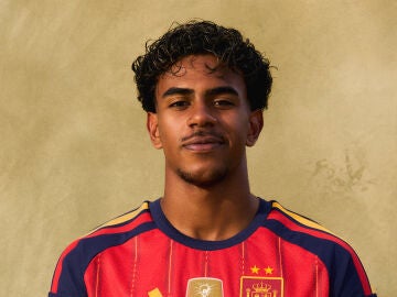 Lamine Yamal posa con la camiseta de las dos estrellas
