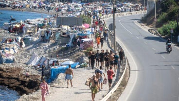 Varios migrantes acampados en la playa del Trampol&iacute;n, a 23 de septiembre de 2026, en Ceuta (Espa&ntilde;a). Embarcaciones de Salvamento Mar&iacute;timo han trabajado este mi&eacute;rcoles en la reparaci&oacute;n de desperfectos detectados en la barrera neum&aacute;tica instalada en el entorno fronterizo del Tarajal en Ceuta, despu&eacute;s de que distintos m&oacute;dulos de la estructura hayan vuelto a perder presi&oacute;n y presenten un aspecto parcialmente desinflado.
23 SEPTIEMBRE 2026;MIGRANTES;CRISIS;INVASORES;COLCHONETA;INMIGRACI&Oacute;N;CRISIS;...