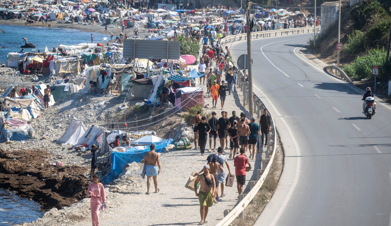 El Gobierno repara la barrera neum&aacute;tica de la frontera del Tarajal